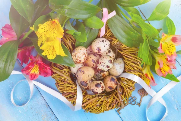 Veselé Velikonoce. Blahopřejeme k Velikonočnímu pozadí. Velikonoční vajíčka a květiny. — Stock fotografie