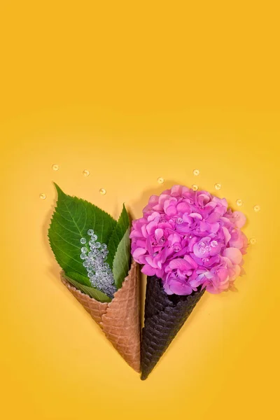 Glass strutar med vackra hydrangea blommor. Trendigt mode stil. Våren sommaren Floral koncept. Creative Minimal. Rosa blomma, ljus färg. Konst — Stockfoto
