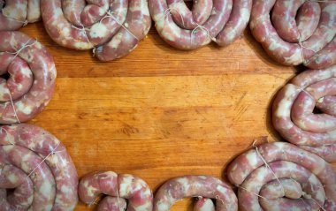 Ev yapımı beyaz sosis, domuz ve dana eti.