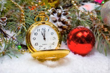 Bir Noel ağacı ve çelenk arka planı kar de vintage bir saat. 11 p.m 11,55.