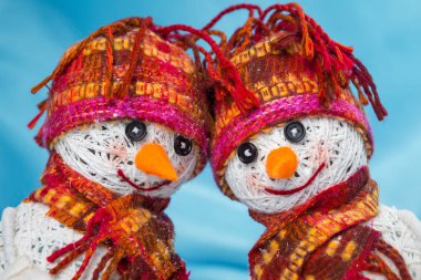 Kardan adam seviyorum. Kar yağışı. Arka plan kar. Aşk kavramı. Sevgililer günü tebrik kartı ile boşluk. Kardan adamlar birbirlerine karşı iki sette Noel arka plan seviyorum