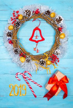 Noel Yılbaşı dekorasyon ahşap bir masaya güzel çelenk,