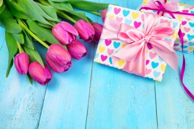 Bahar arka plan. Buket çiçek ahşap arka plan ve bir yuva yumurta ile. Bahar