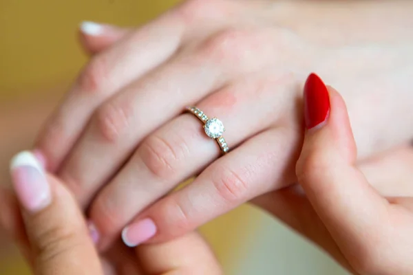 Manicura novias. Manos de novia lugar para el texto —  Fotos de Stock