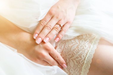 yakın çekim bir jartiyer giymiş bir gelin