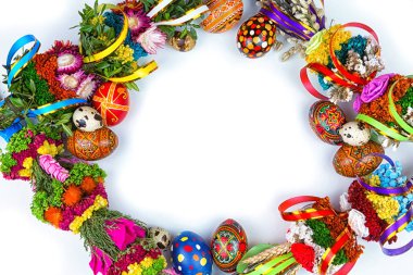 Paskalya yumurtaları ve Söğüt dalları beyaz bir arka plan üzerinde