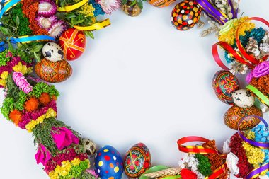 Paskalya yumurtaları ve Söğüt dalları beyaz bir arka plan üzerinde