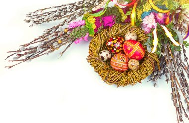 Paskalya yumurtaları ve Söğüt dalları beyaz bir arka plan üzerinde