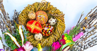 Paskalya yumurtaları ve Söğüt dalları beyaz bir arka plan üzerinde