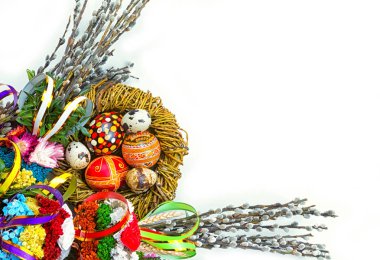 Paskalya yumurtaları ve Söğüt dalları beyaz bir arka plan üzerinde