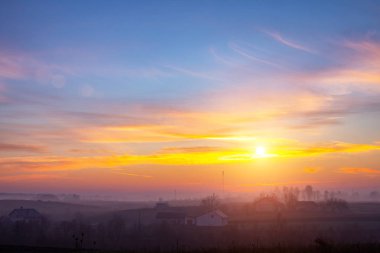 günbatımı alanında. Ukrayna güzel sonbahar sisli manzara