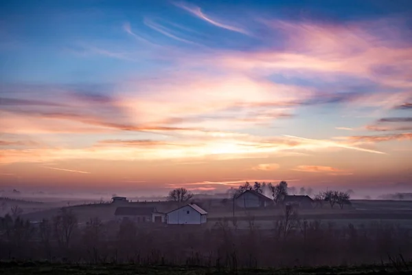 Solnedgång i fältet. vackra höst dimmigt landskap i Ukraina — Stockfoto