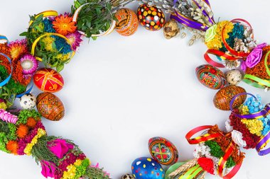 Pazar arka planını söğüt dalları, willow buketleri söğüt. Paskalya üstten görünüm. metin için yer