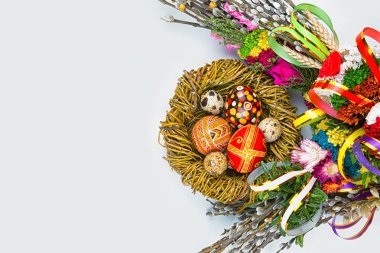 Pazar arka planını söğüt dalları, willow buketleri söğüt. Paskalya üstten görünüm. metin için yer