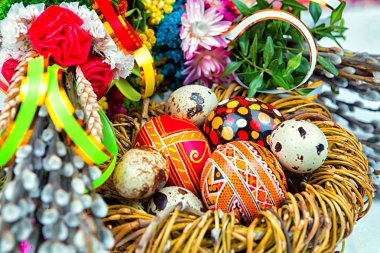 Pazar arka planını söğüt dalları, willow buketleri söğüt. Paskalya üstten görünüm. metin için yer