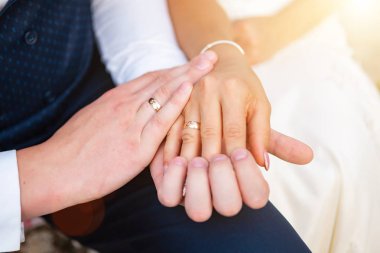 Tavan ışıklı yaylı kilisede. Kilise lamba