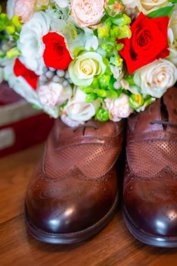 Damat için giysiler bir dizi. Düğün Ayakkabı, kemer, kravat, parfüm, kol düğmeleri. Erkekler tüm kümesi kahverengi renkte yapılır. Gerçek erkekler için lüks Süiti