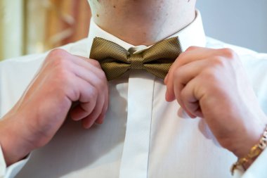 Damat için giysiler bir dizi. Düğün Ayakkabı, kemer, kravat, parfüm, kol düğmeleri. Erkekler tüm kümesi kahverengi renkte yapılır. Gerçek erkekler için lüks Süiti
