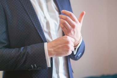 Damat için giysiler bir dizi. Düğün Ayakkabı, kemer, kravat, parfüm, kol düğmeleri. Erkekler tüm kümesi kahverengi renkte yapılır. Gerçek erkekler için lüks Süiti