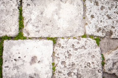 Taş karayolunda. Dünya üzerindeki gri taş. bir taş dokusuna yolda koydu