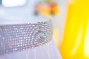 kumaşlar ve besteleri üzerinden taze çiçekler, düğün dekor sarı tonlarda dekore edilmiş sarı düğün