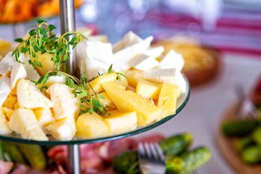 Ziyafet masasına servis edilmiş. Peçeteli, bardaklı ve salatalı şarap bardakları.