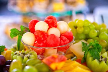 Ziyafet tablo tam meyve ve çilek ve tatlılar çeşitleri.