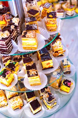 Ziyafet tablo tam meyve ve çilek ve tatlılar çeşitleri.