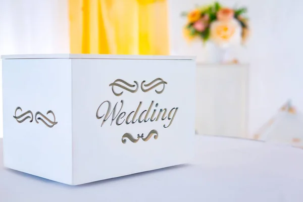Stilvolle Weiße Holzkiste Mit Hochzeitswort Moderne Geschenkbox Für Hochzeitszeremonien Luxuriöse — Stockfoto