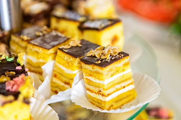 Mesa Banquetes Llena Frutas Bayas Surtido Dulces — Foto de Stock