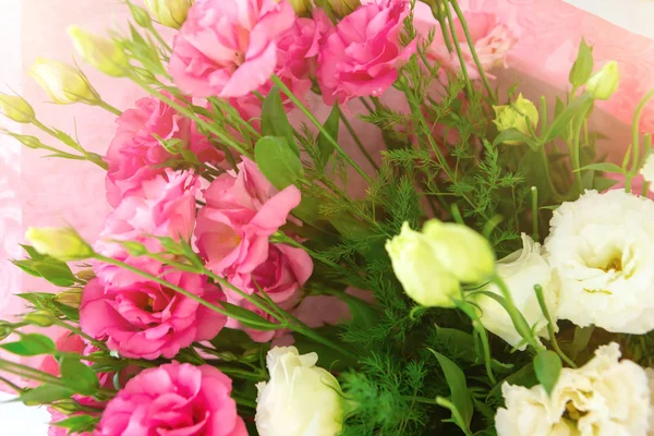 Bukiet Pięknych Kwiatów Prezent Życzeniami Tle Kwiaty Płatki Róż — Zdjęcie stockowe