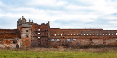 Kapıları ve pencereleri Staroselskiy castle dik dik selo Lviv Bölgesi Ukrayna daraltılmış duvarlarla eski kalıntıları