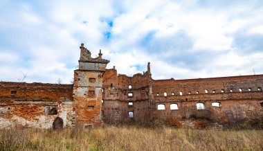 Kapıları ve pencereleri Staroselskiy castle dik dik selo Lviv Bölgesi Ukrayna daraltılmış duvarlarla eski kalıntıları