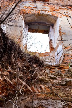 Kapıları ve pencereleri Staroselskiy kale daraltılmış duvarlarla eski kalıntıları