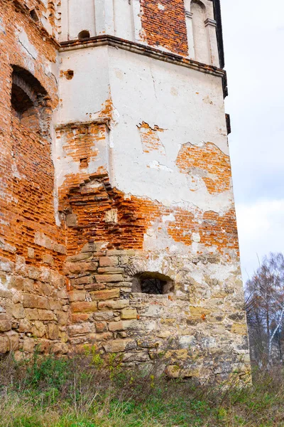 Gamla Ruinerna Kollapsade Väggarna Med Grindar Och Windows Staroselskiy Slott — Stockfoto