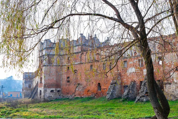 Gamla Ruinerna Kollapsade Väggarna Med Grindar Och Windows Staroselskiy Slott — Stockfoto