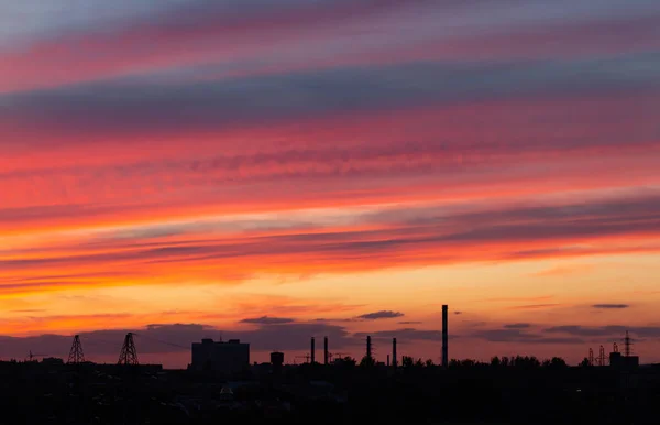 夕焼け赤い空 夕暮れ色の美しいオーバーフロー — ストック写真