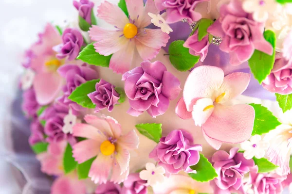 Украшение Торта Красивый Свадебный Торт Фиолетовыми Орхидеями Торт Фиолетовых Тонах — стоковое фото