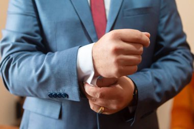 Damat için giysiler bir dizi. Düğün Ayakkabı, kemer, kravat, parfüm, kol düğmeleri. Erkekler tüm kümesi kahverengi renkte yapılır. Gerçek erkekler için lüks Süiti