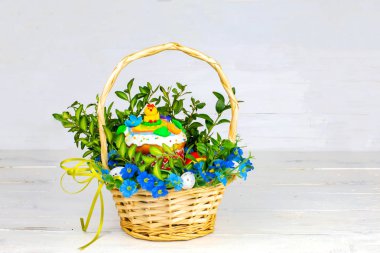 Paskalya kek ve boyalı yumurta, beyaz çiçekler, rustik tarzı, Ukraynalı Ortodoks geleneği, vintage ahşap arka plan, seçici odak şenlikli kompozisyon