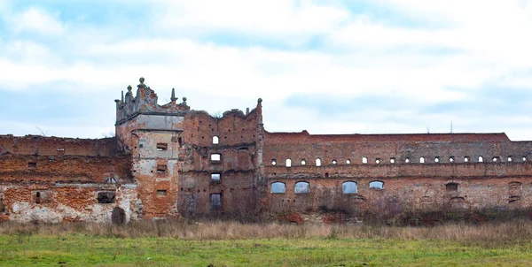 Старый замок Село, Львовская область, Украина. Замок в Старом Селе недалеко от Львова на западе Украины — стоковое фото