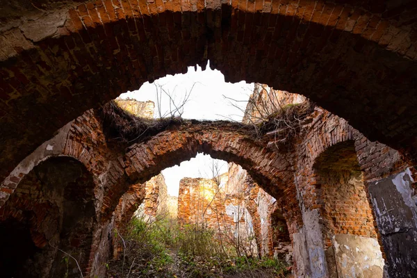 Un viejo muro de ladrillo roto en un viejo castillo. bóvedas rotas — Foto de Stock