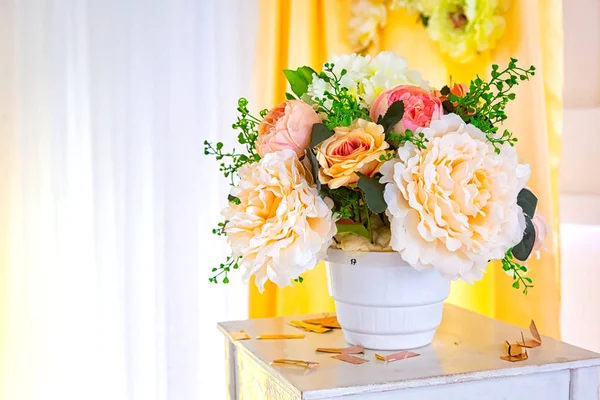 La boda adornado amarillo con las telas y las composiciones de las flores frescas , — Foto de Stock
