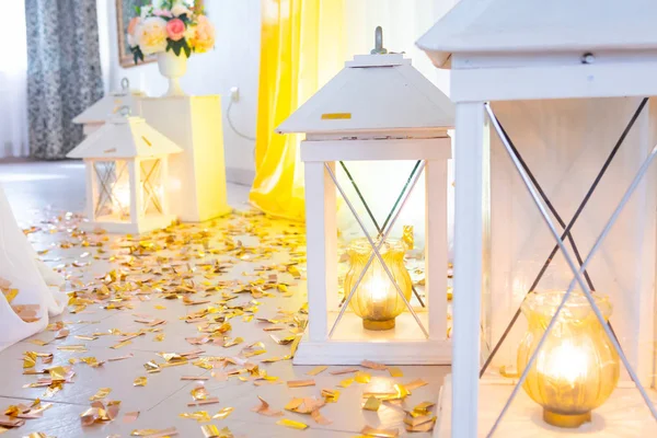 Casamento o amarelo decorado com tecidos e composições de flores frescas , — Fotografia de Stock