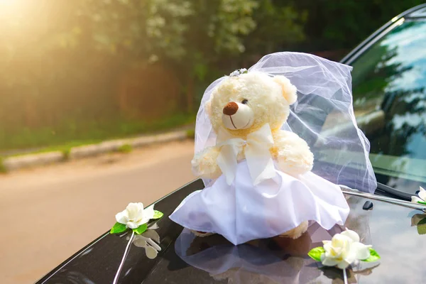 Car decoration for the wedding. in the form of bears dressed like a newlywed — Stock Photo, Image