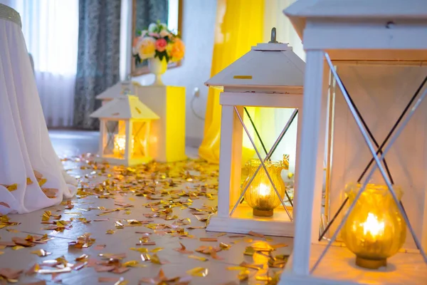 Casamento o amarelo decorado com tecidos e composições de flores frescas , — Fotografia de Stock