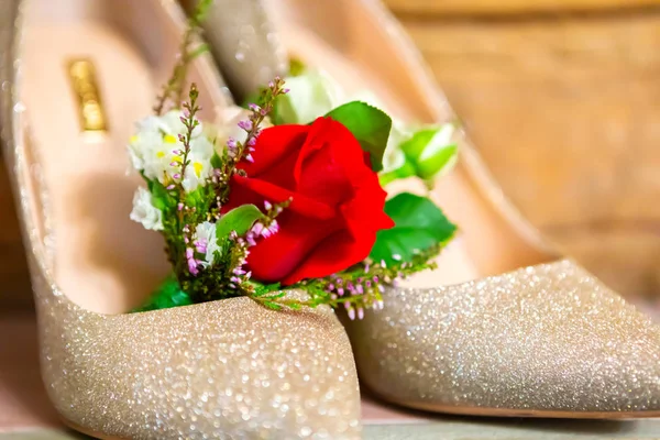 Стильні весільні атрибути взуття нареченої . — стокове фото