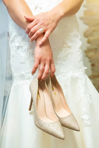 Стильні весільні атрибути взуття нареченої . — стокове фото