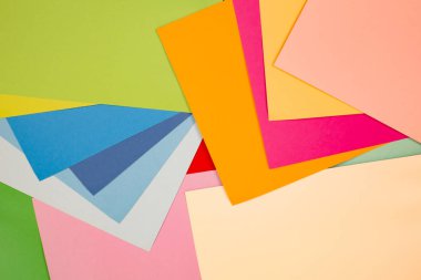 renkli kağıda. Birçok renkli yaprak kağıt sert bileşiminde yerleştirilir. renkli kağıt arka plan.