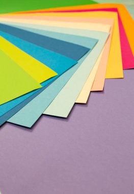 renkli kağıda. Birçok renkli yaprak kağıt sert bileşiminde yerleştirilir. renkli kağıt arka plan.